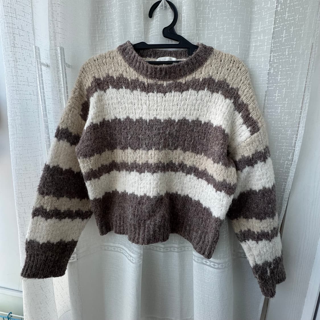 아이보리 브라운 스트라이프 부클 니트 스웨터 상품이미지2