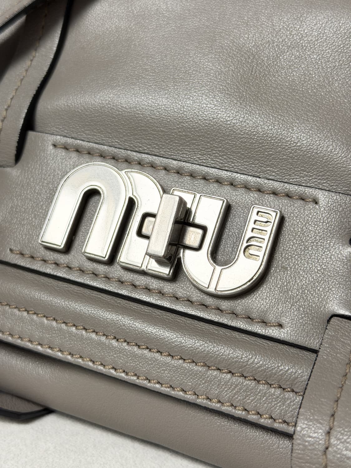 미우미우 시티 카프스킨 로고 락 플랩 크로스백 상품이미지3