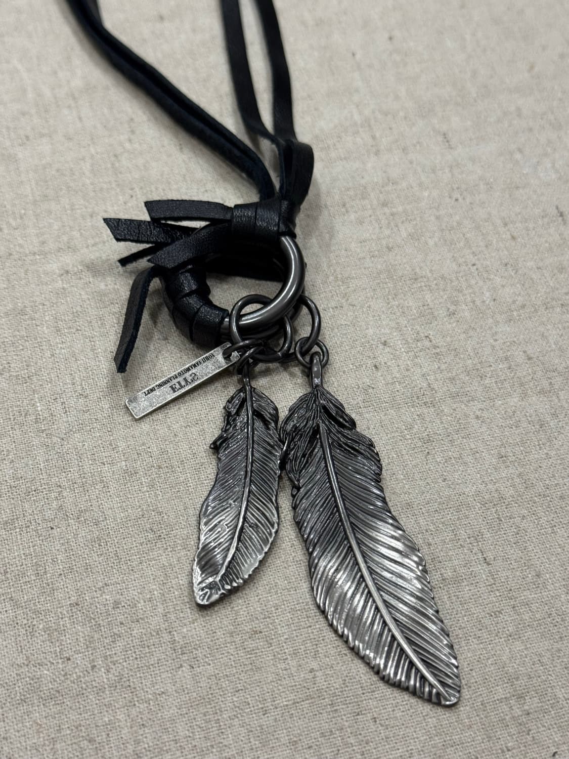 요지야마모토 레더 페더 목걸이 상품이미지2