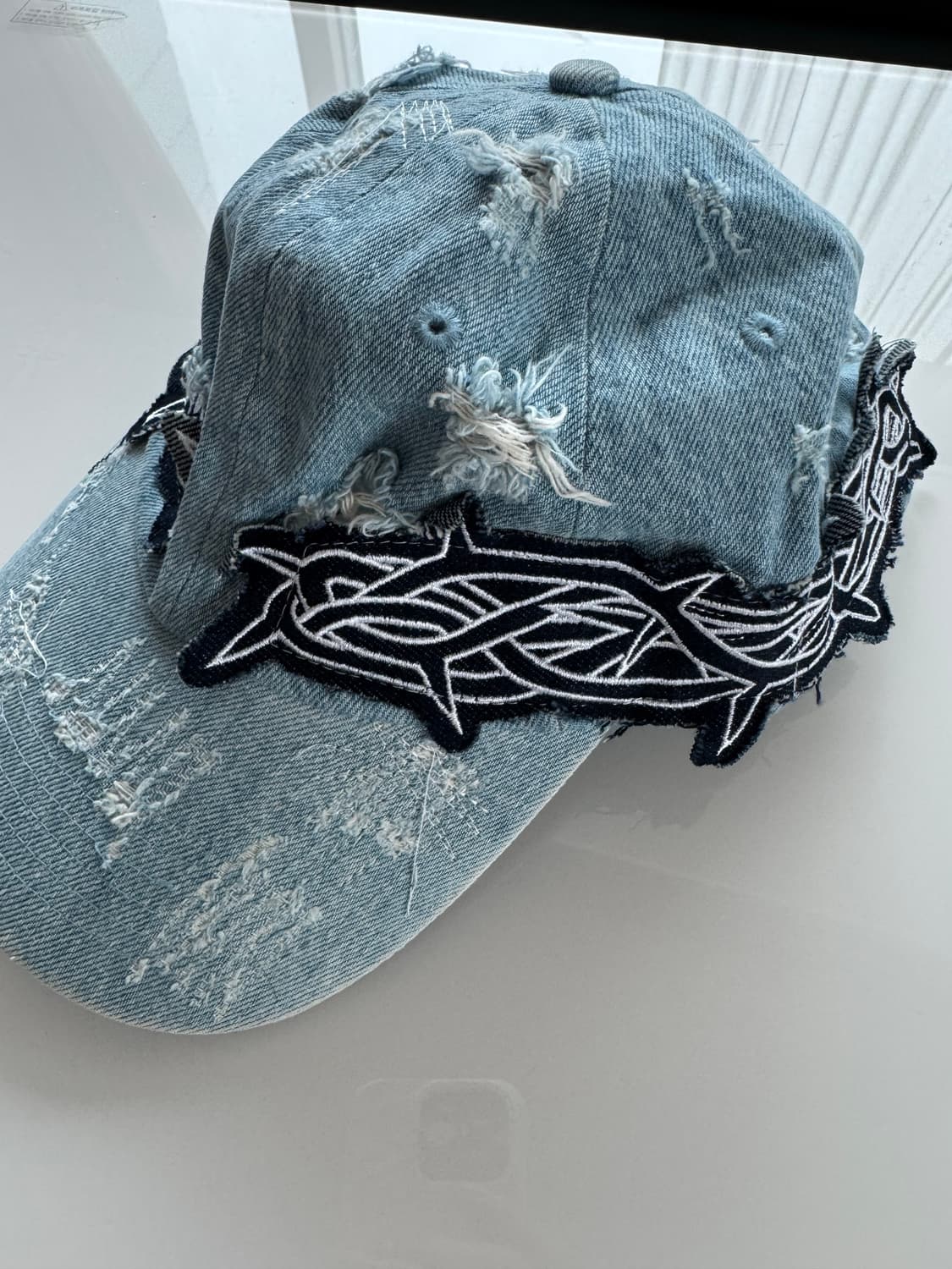 후디사이즈워 디스트레스드 데님 캡  상품이미지1