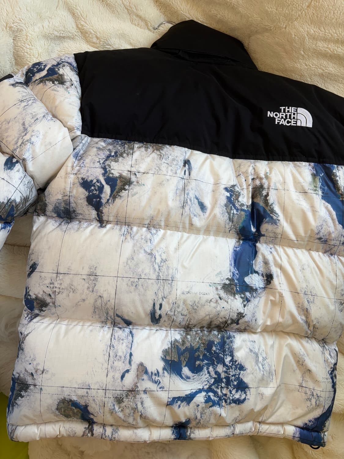 노스페이스 화이트 라벨 눕시 다운 자켓 프린트 화이트 샌드 지구본 상품이미지2