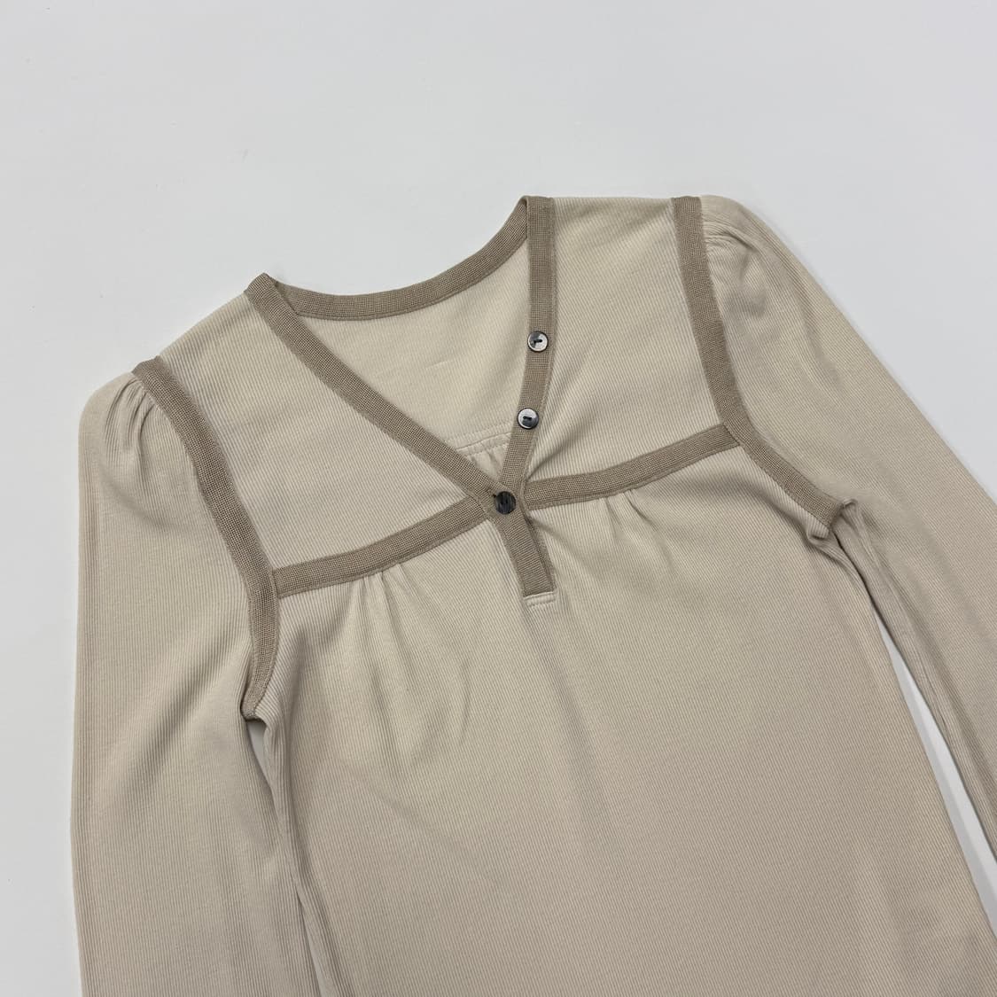 Ray Beams piped gather sleeve top 상품이미지3