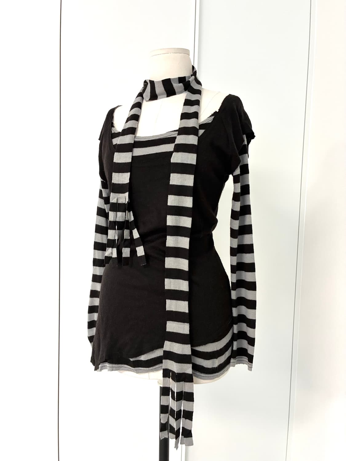 언발 스트라이프 오프숄더 + 스카프 상품이미지1