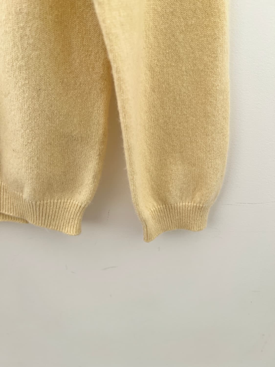 100% 캐시미어 라이트 옐로 라운드넥 니트 상품이미지3