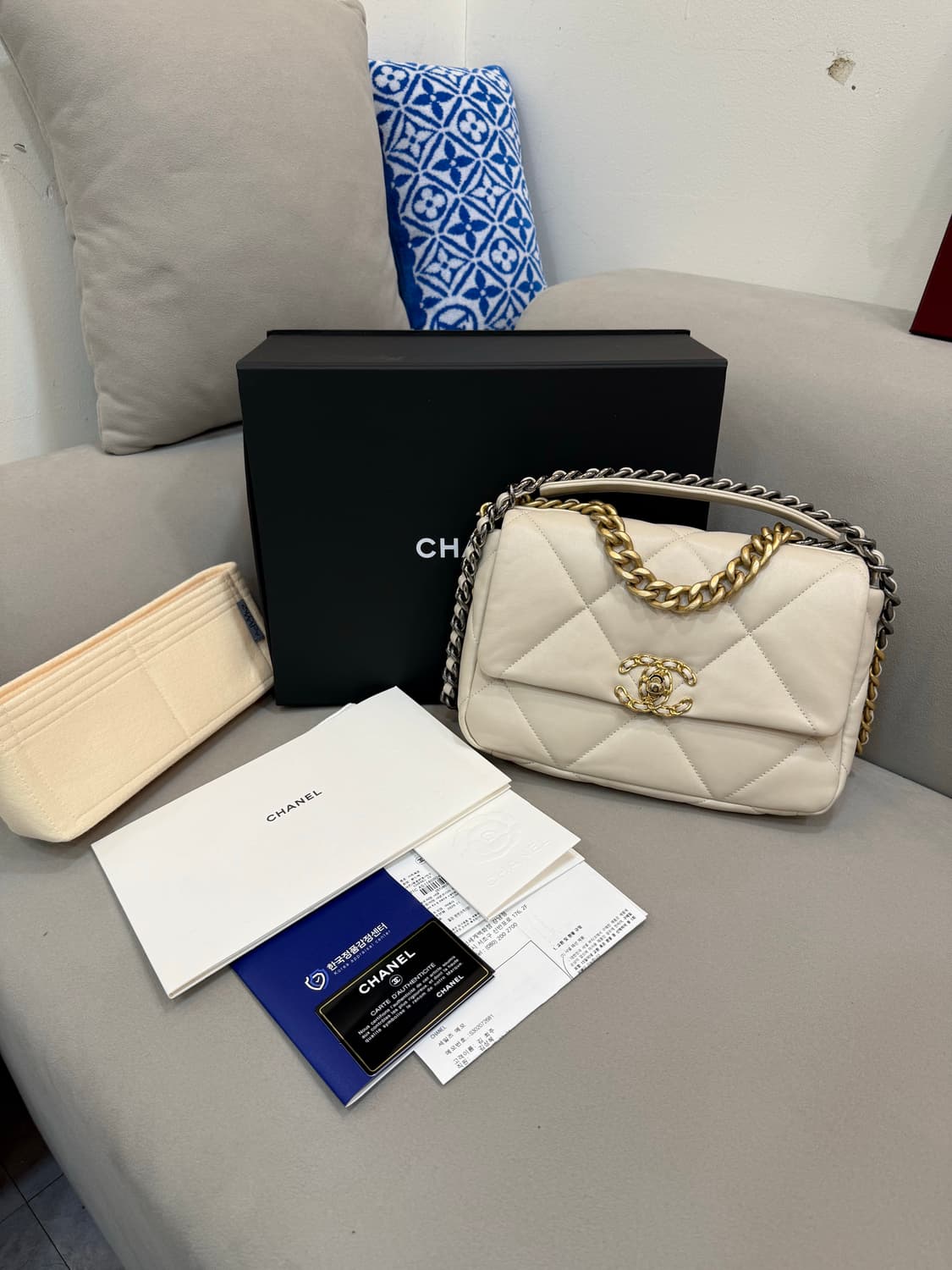 샤넬 19백 30번대 미디움 숄더백 상품이미지1