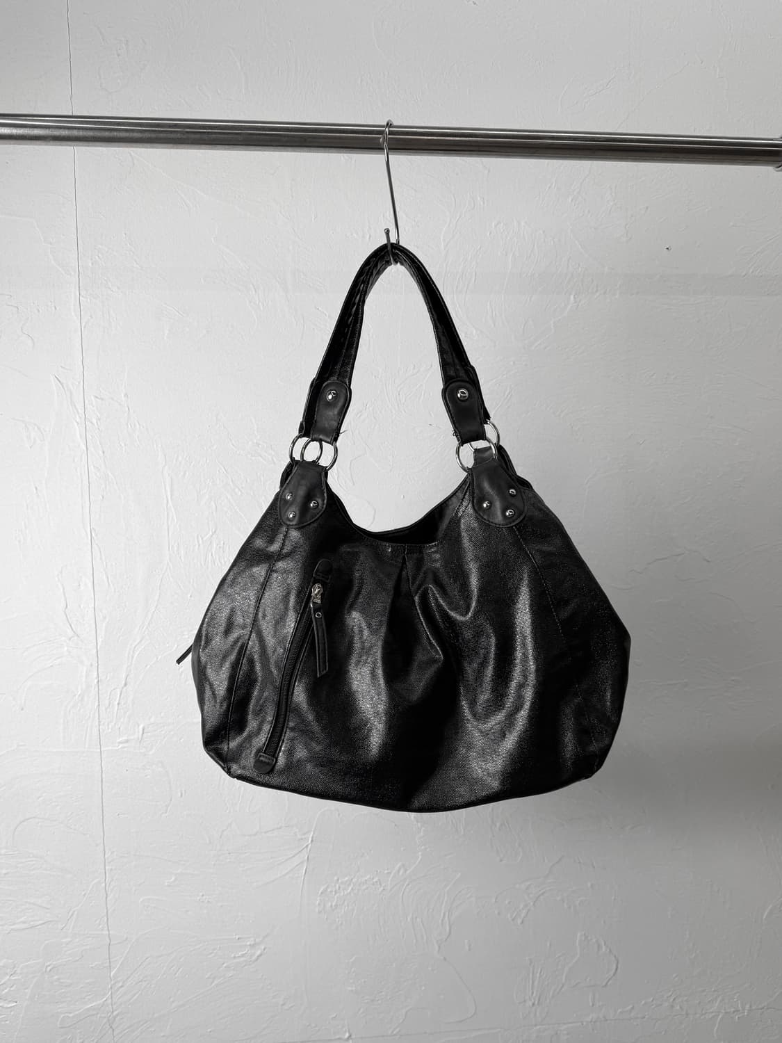 JPN 글로시 레더 호보백 상품이미지1