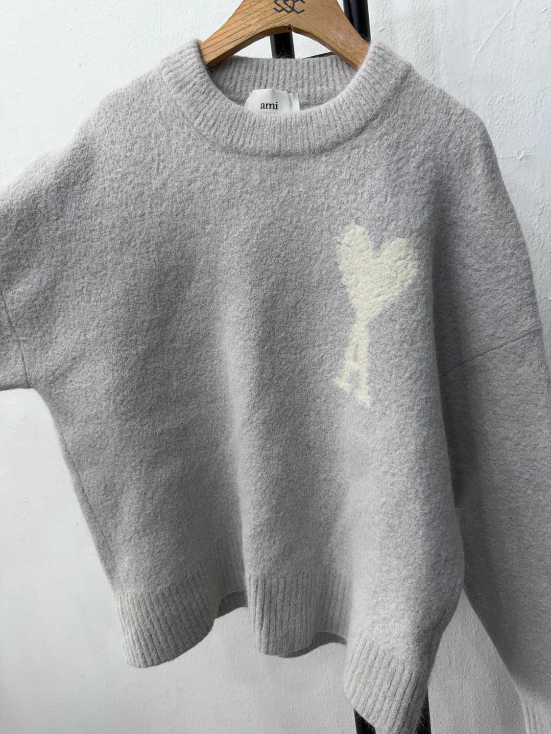매장판정품) AMI 아미 24ss 하트 로고 여성니트 L 상품이미지4