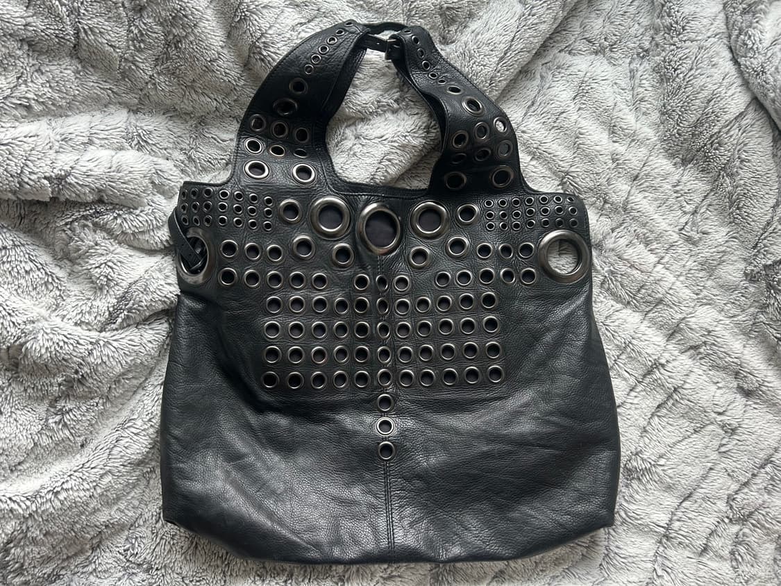 지방시 아일렛 스터드 백 상품이미지1