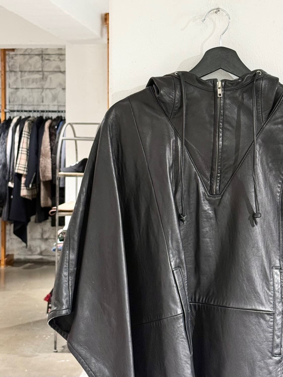 하브 비나르드 블랙 레더 후드 판초 상품이미지2