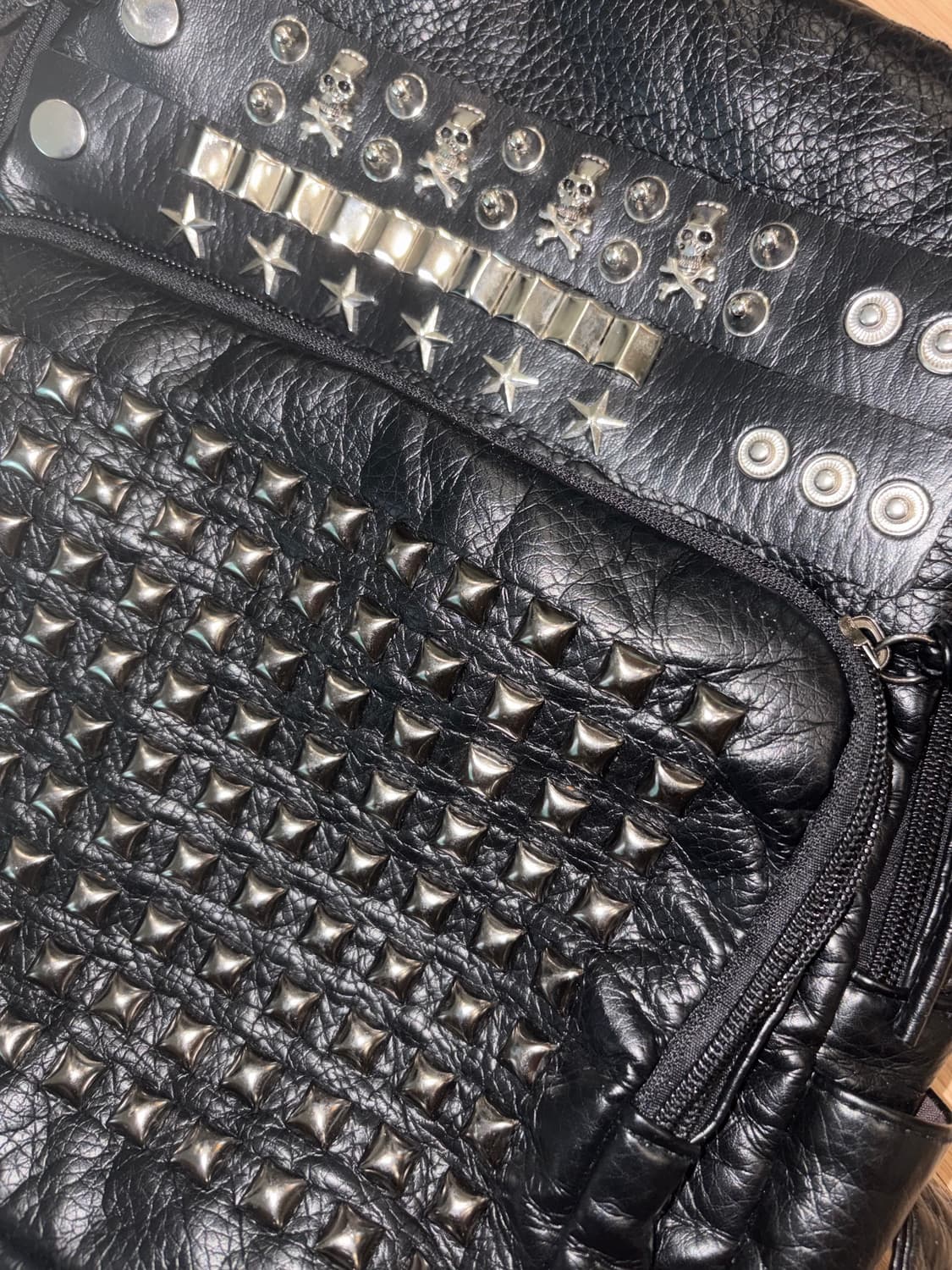 STUD LEATHER BACKPACK 상품이미지3