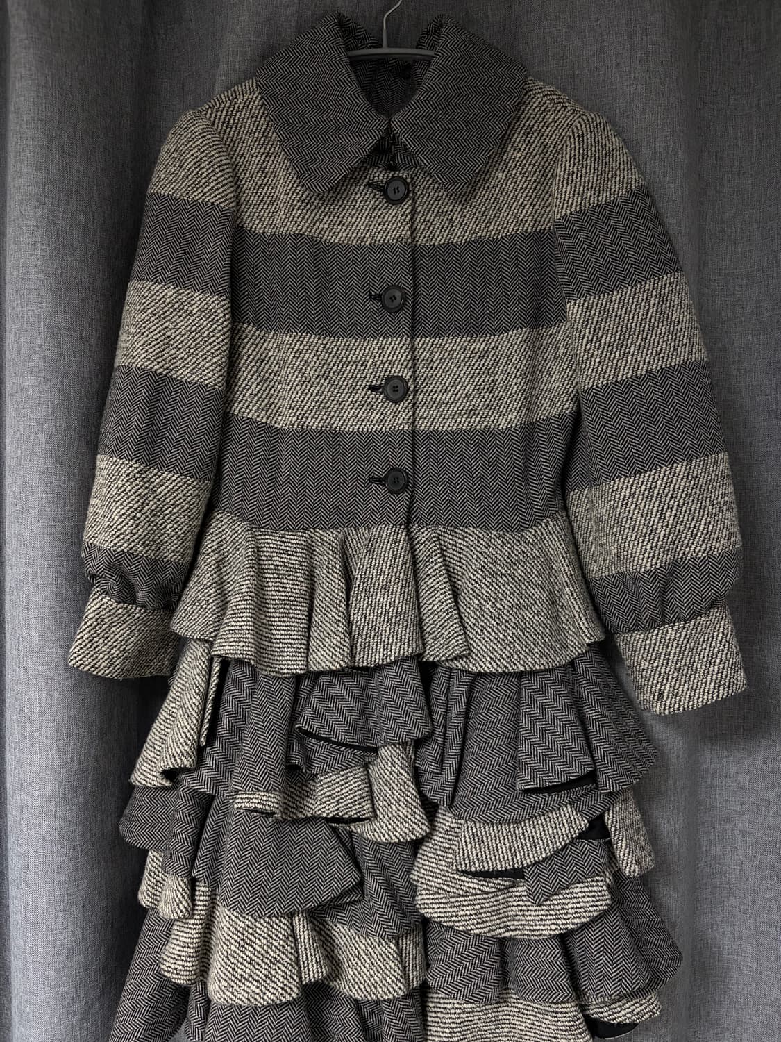 모스키노 헤링본 러플 코트 상품이미지2