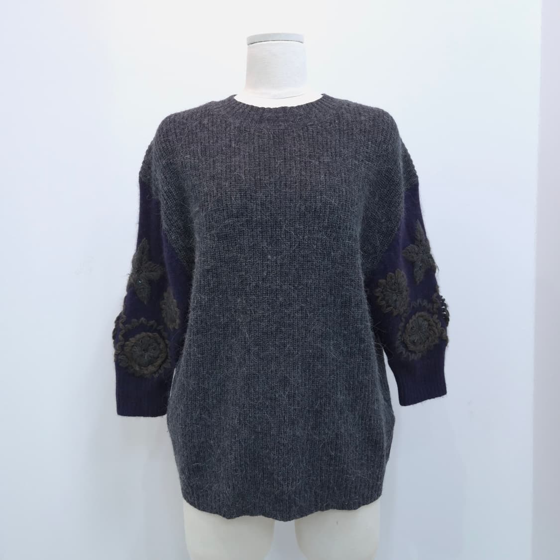 앙고라 자수 소매 차콜 배색 루즈핏 니트 상품이미지1