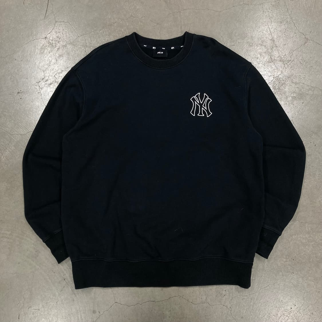 MLB 블랙 컬러 뉴욕양키스 빅로고 맨투맨 상품이미지2