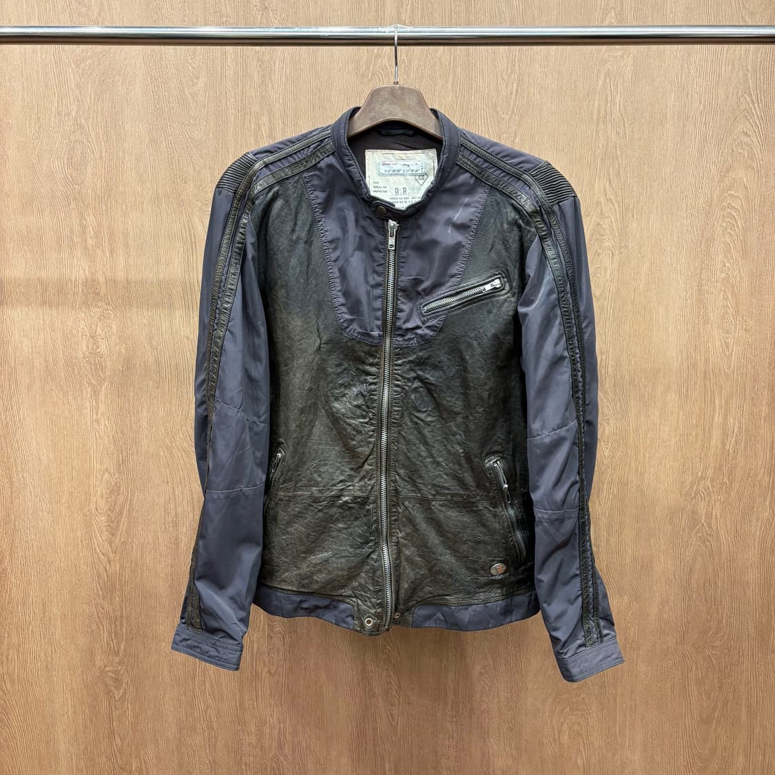 디젤 셰어링 레더 믹스 라이더 자켓 메탈 패치 셔링 디테일 차콜 브라운 상품이미지2