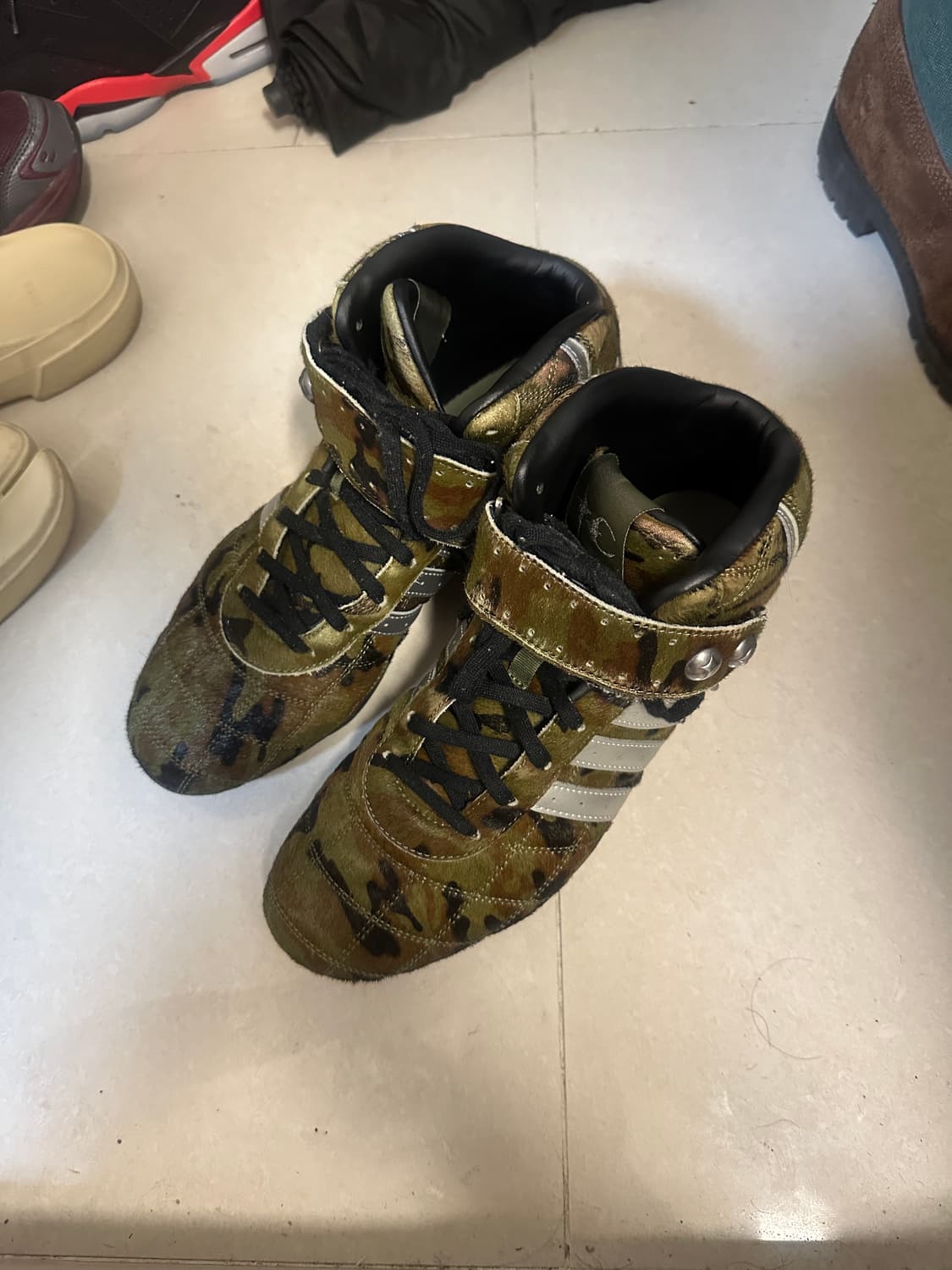 아디다스 떠그클럽 아디레이서 하이 카모 275 판매합니다. 상품이미지2