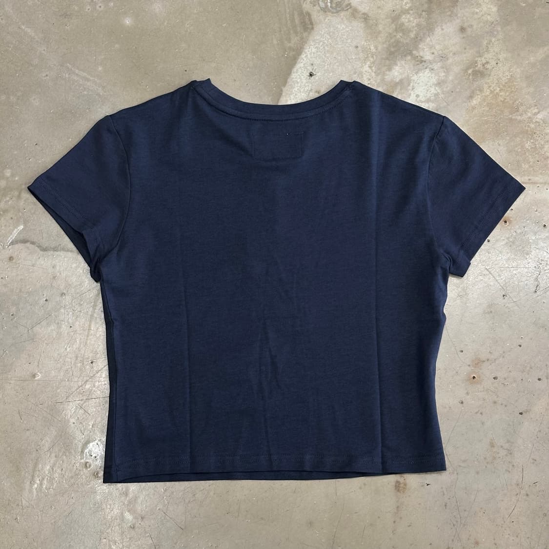 S 새상품 마뗑킴 여성용 피그먼트 로고 챠콜 크롭 반팔티 상품이미지3