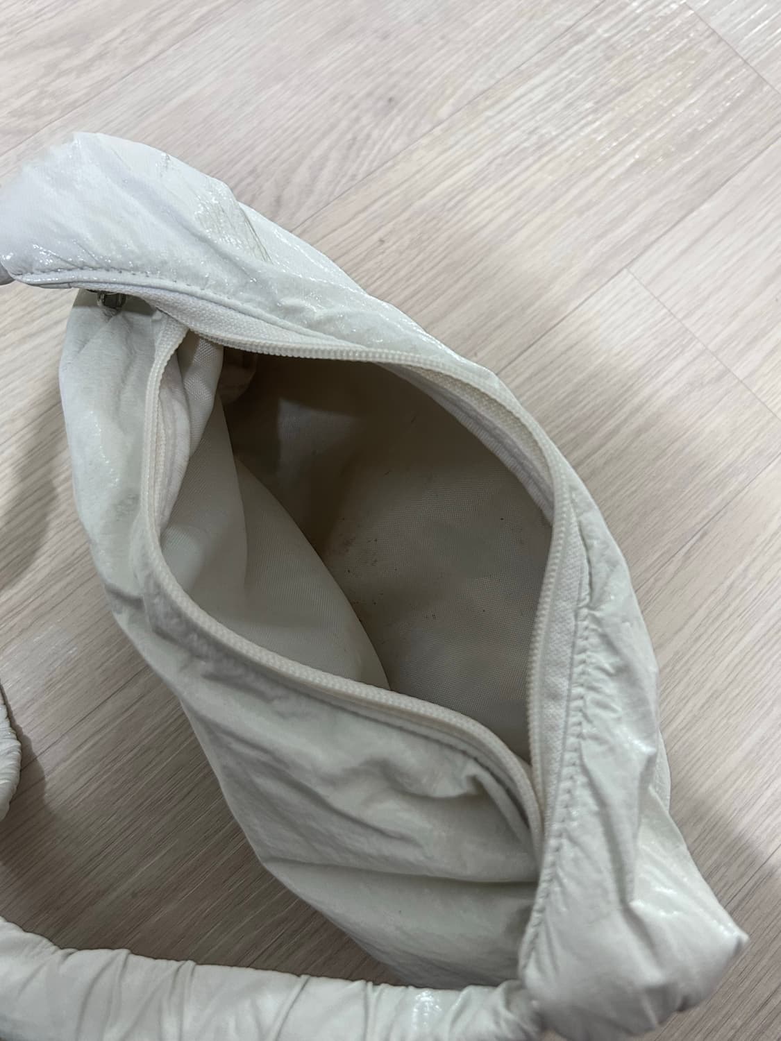 이미스 글로시 셔링 호보백 화이트 판매합니 상품이미지2