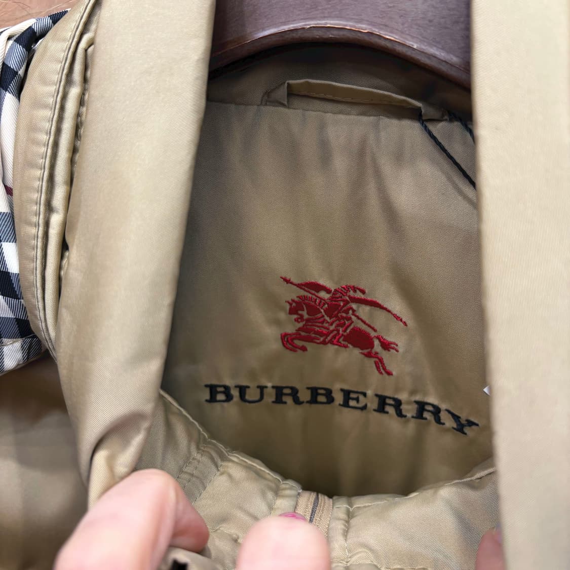 버버리 후드 다운 점퍼 클래식 체크 안감 레드 로고 자수 디테일 베이지 상품이미지6
