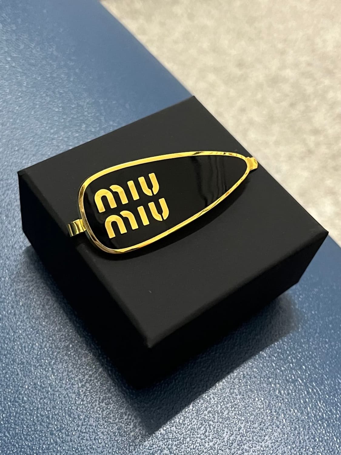 미우미우 업사이클링 에나멜 메탈 헤어핀 상품이미지2