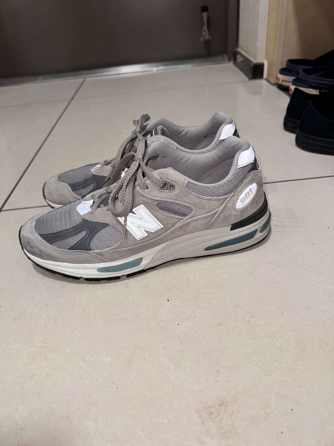 (275) 뉴발란스 991v2 그레이 락 릿지 알로이 실버 상품이미지4