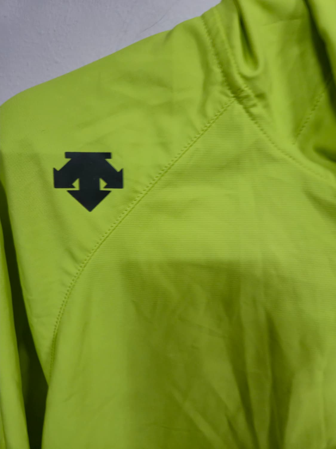 데상트 형광 바람막이 후드 자켓 상품이미지9