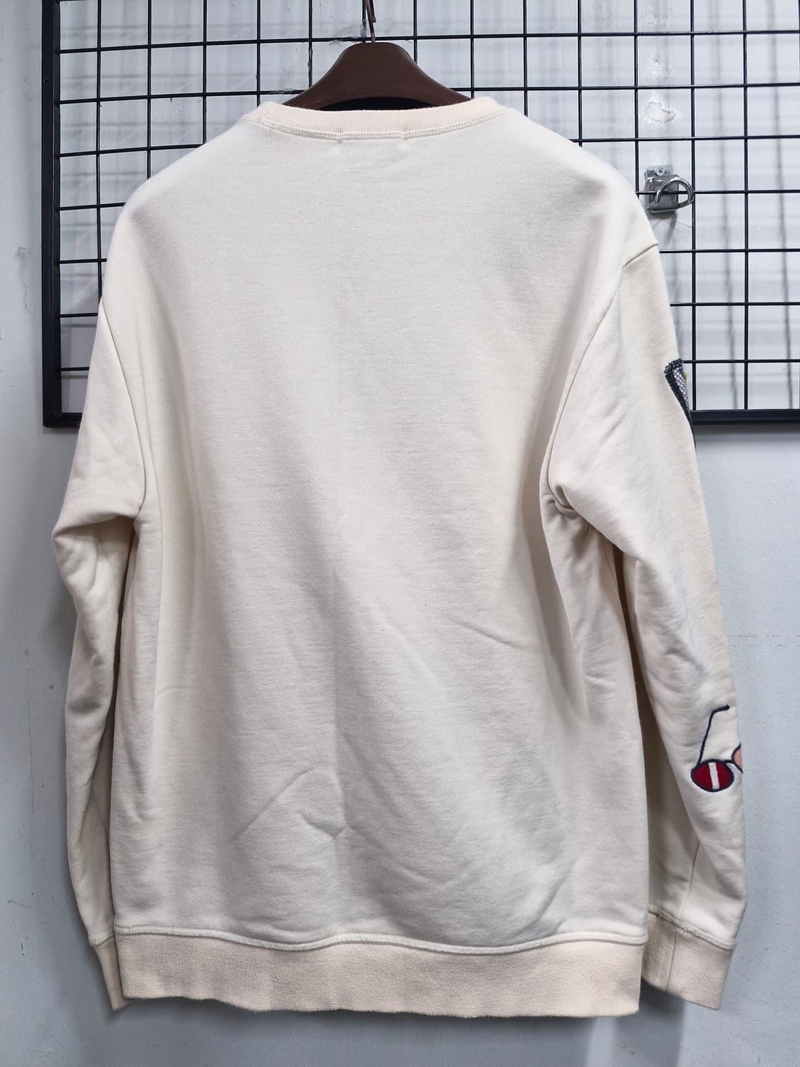 105XL 커스텀멜로우 (코오롱) 카페 자수 패치 맨투맨. 상품이미지6