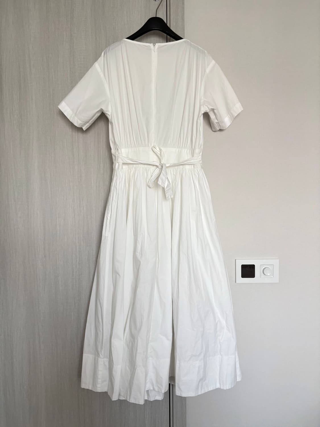 비애브선트마인디드 화이트 반팔 롱원피스 상품이미지6