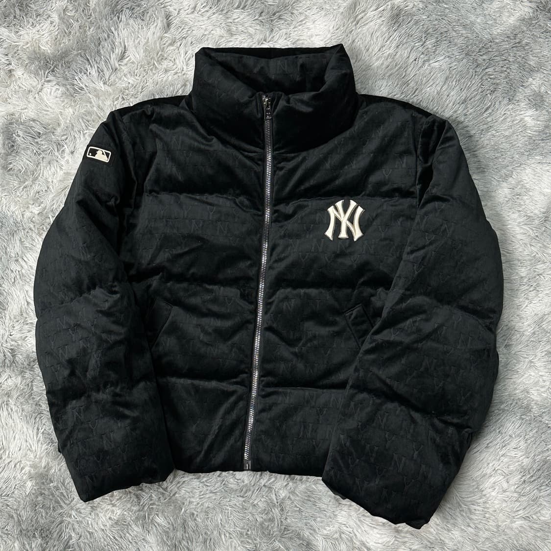 MLB 양키스 모노그램 벨벳 숏패딩 xs 상품이미지1