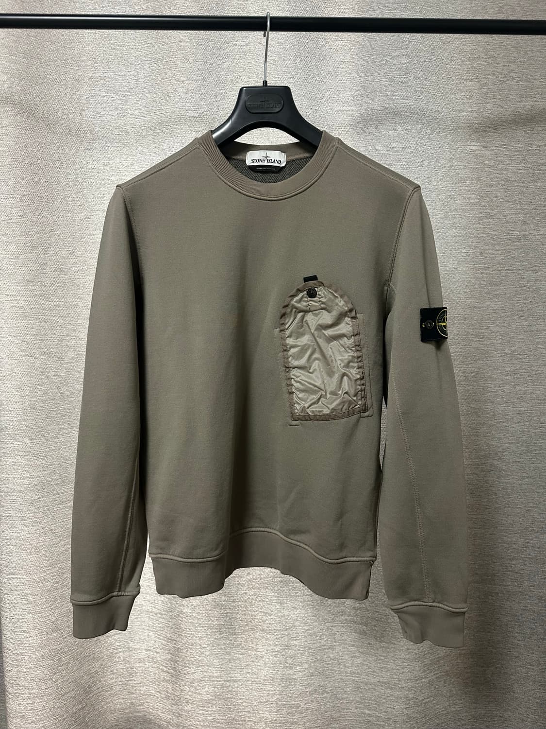 스톤아일랜드 라미플락 맨투맨 올리브카키 (M) 상품이미지1