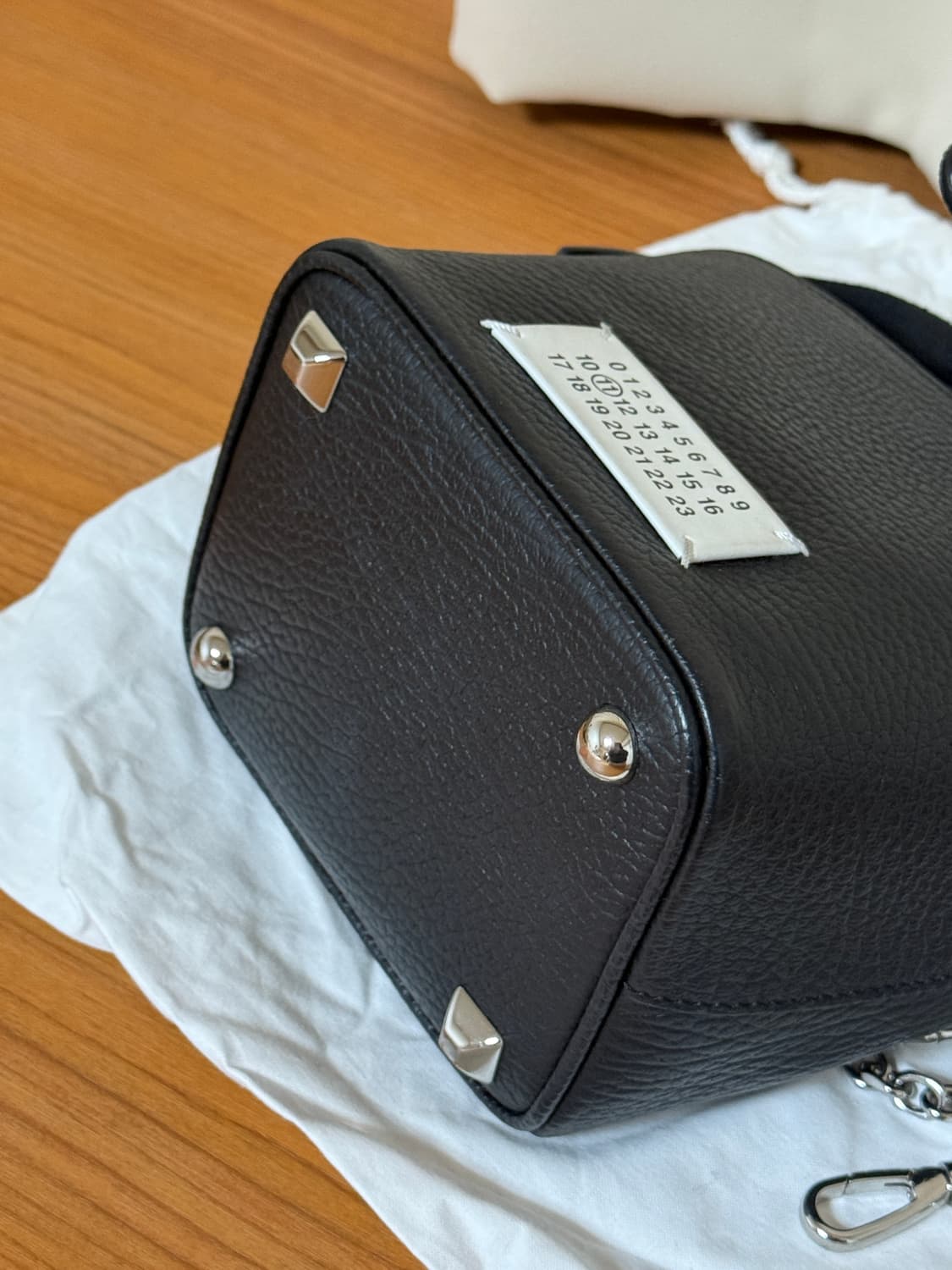 메종 마르지엘라 버킷백 블랙 상품이미지4