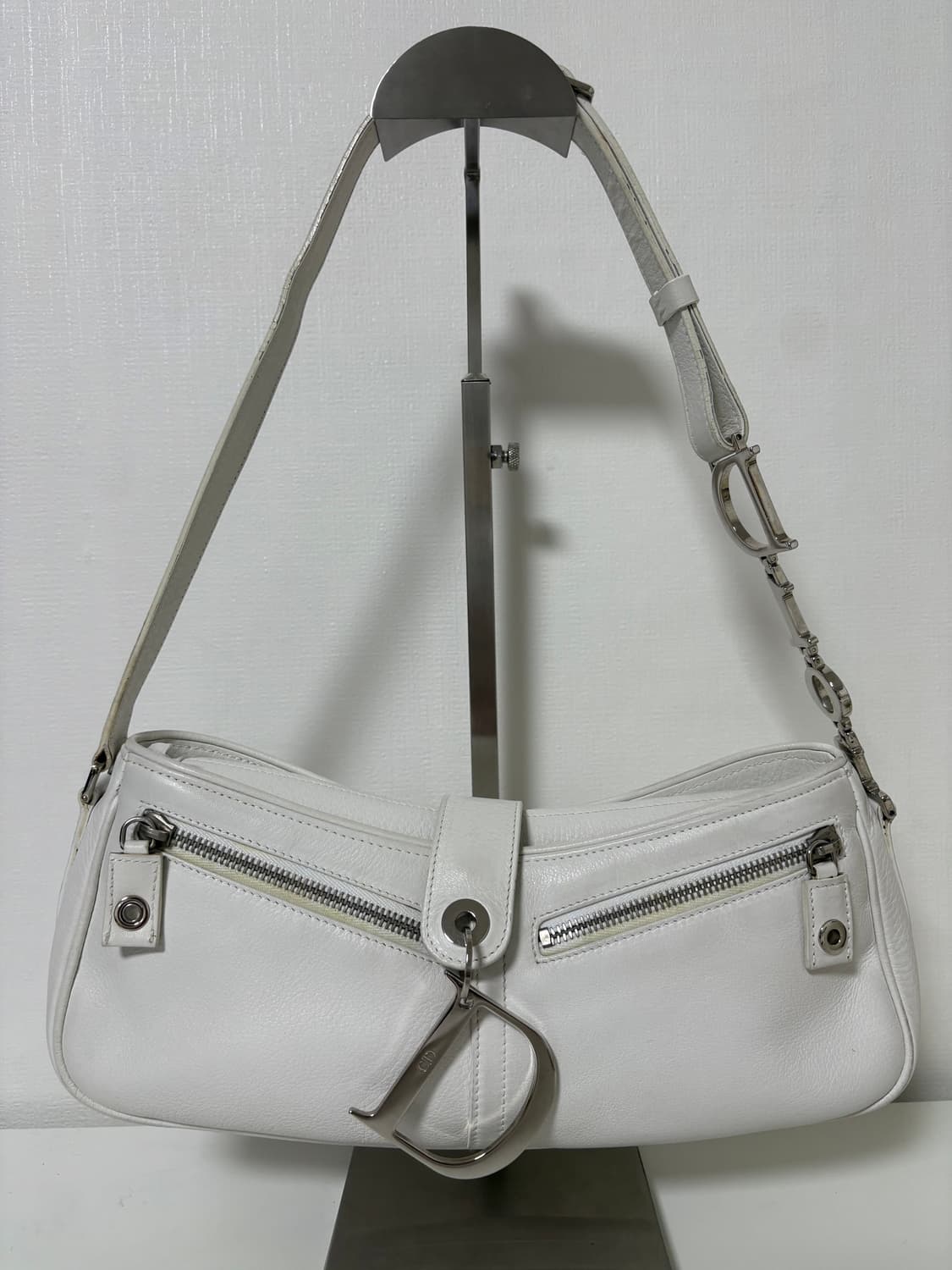 디올 디링 새들백 레더화이트 상품이미지1