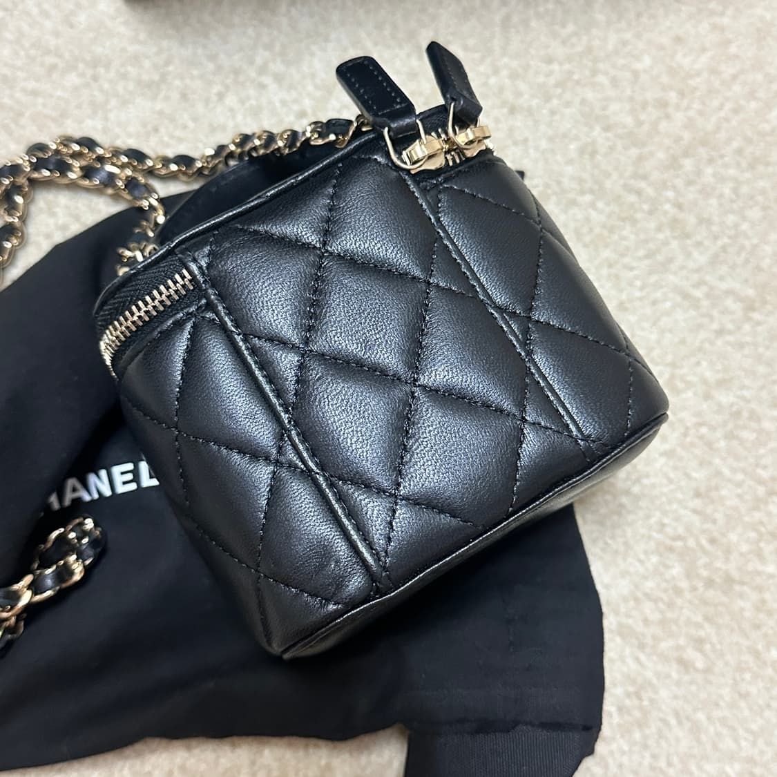 샤넬 베니티 탑핸들 블랙 내장칩버전 샤넬미니백 상품이미지3