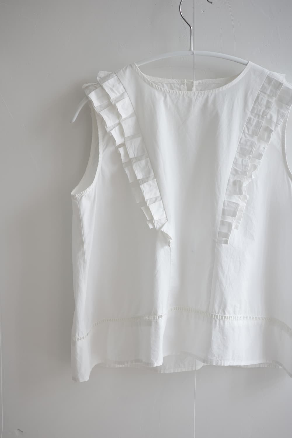 White pintuck ruffle sleeveless blouse 상품이미지2