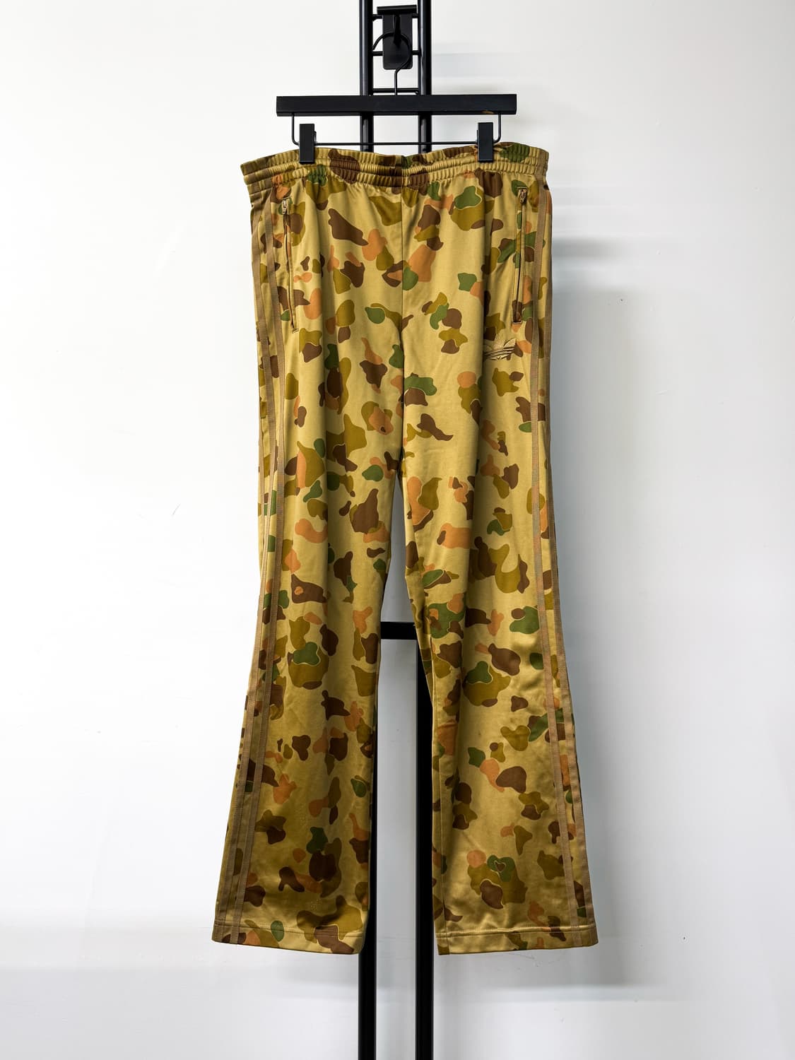 아디다스 3 스트라이프 파이어버드 카모 트랙 팬츠 상품이미지3