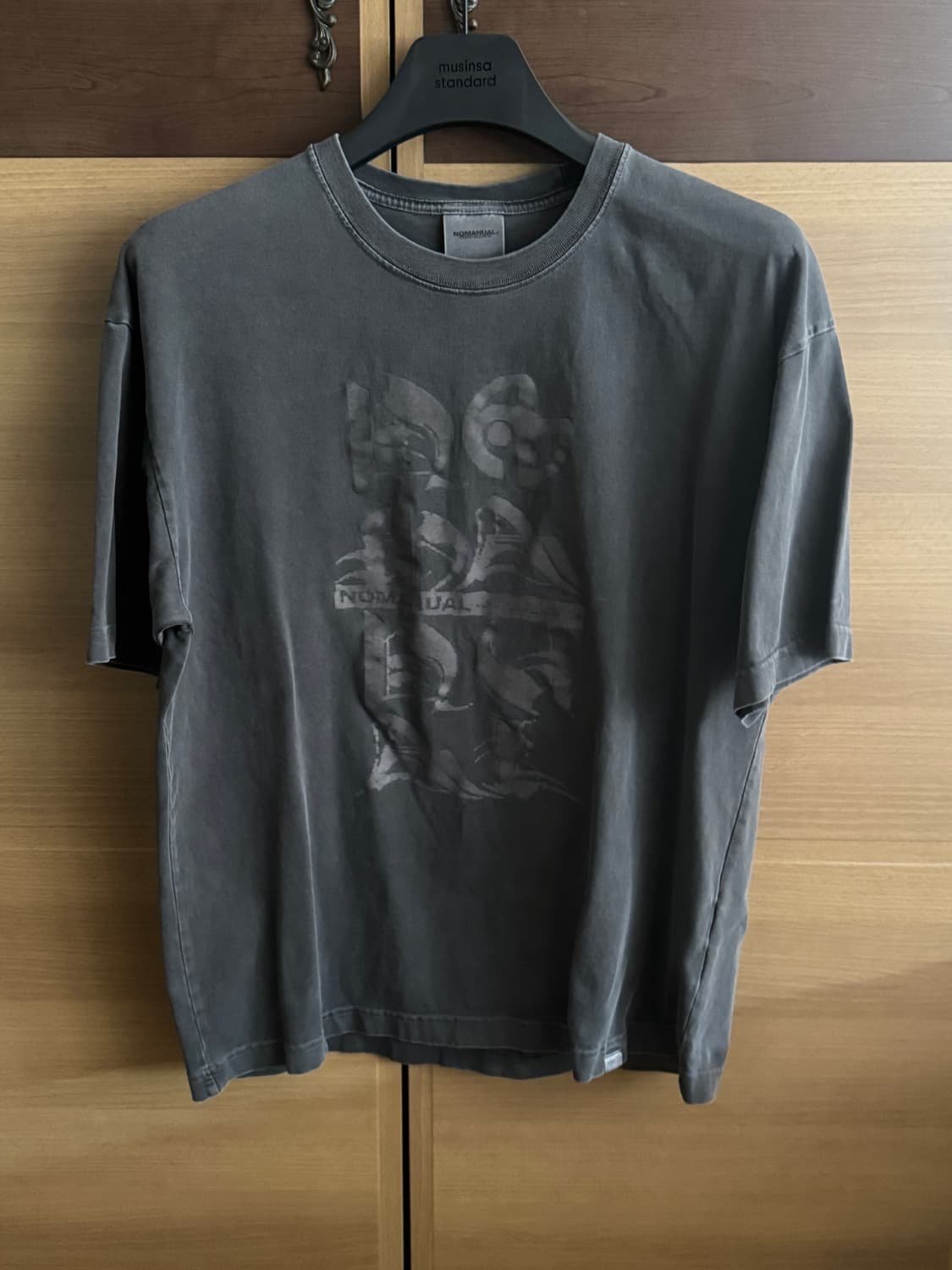 노매뉴얼 블랙 레터 티셔츠 (차콜) M 상품이미지5