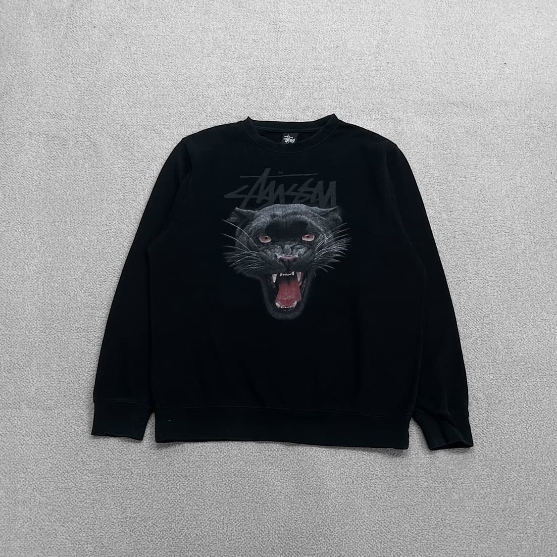 스투시 Stussy 블랙팬서 프린팅 크루넥 맨투맨 블랙 상품이미지1