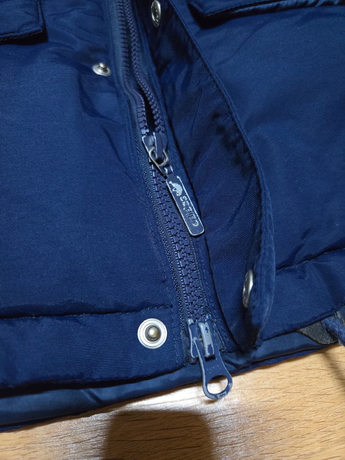 아디다스 덕다운 패치 네이비 패딩 상품이미지6