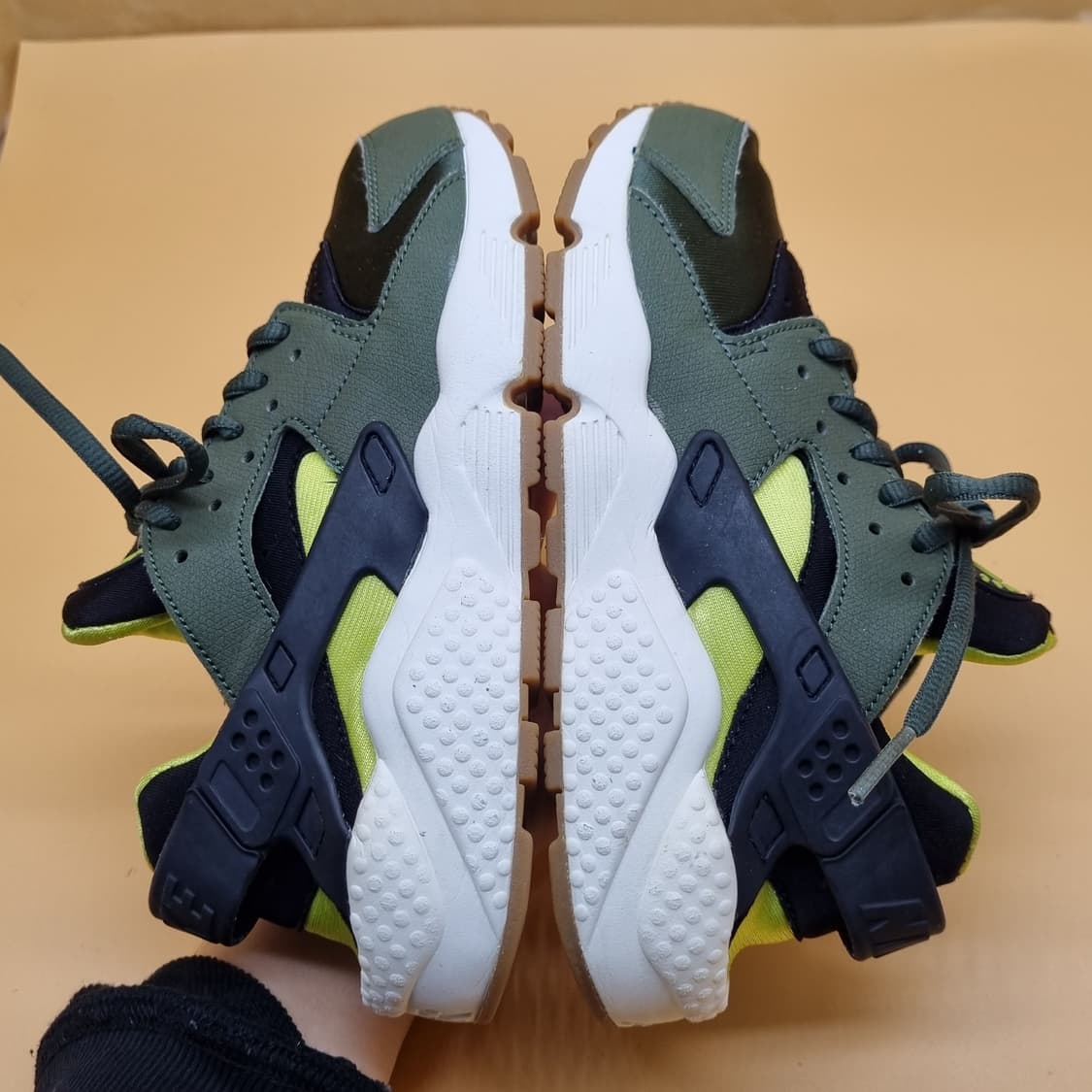 나이키 에어허라취 카키 운동화 실사이즈225. 상품이미지5