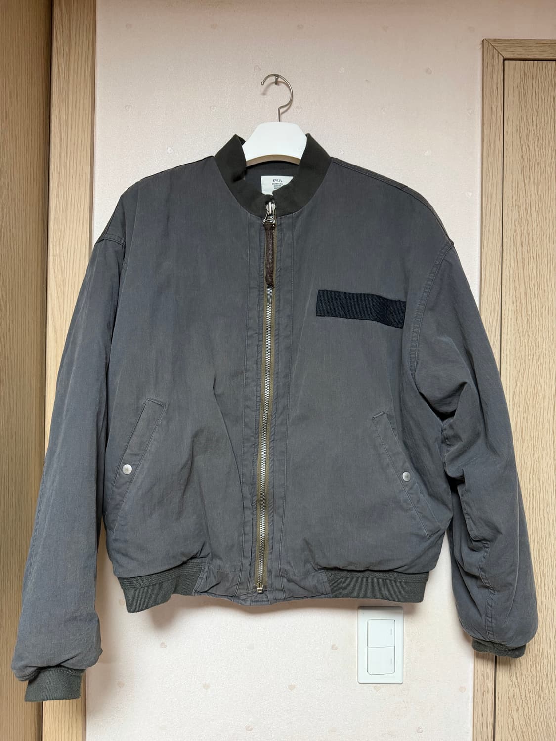 [2]엔벨로프 큐네토 봄버 차콜 상품이미지1