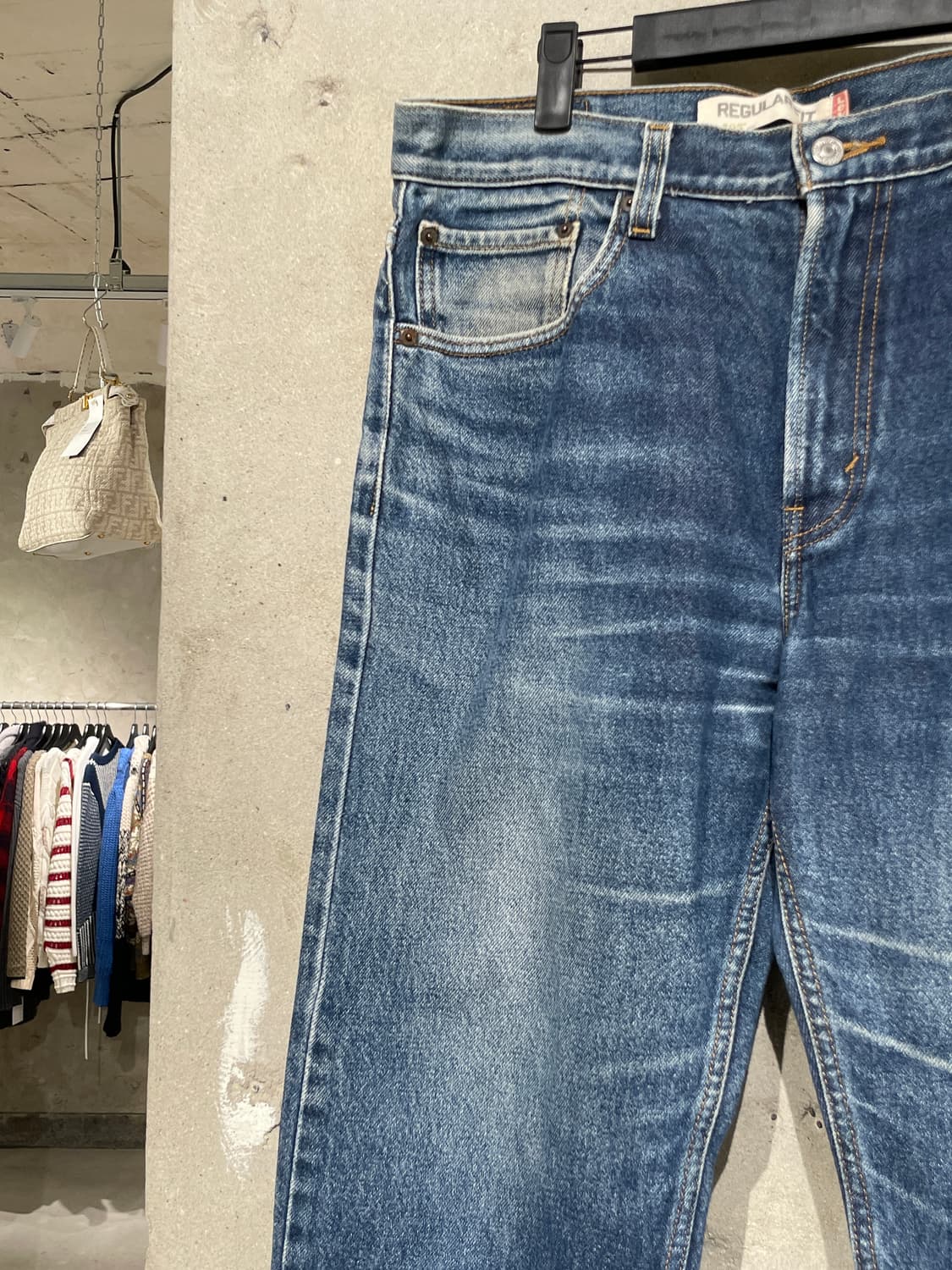 리바이스 505 중청 레귤러 핏 캣 워싱 데님 팬츠 상품이미지2