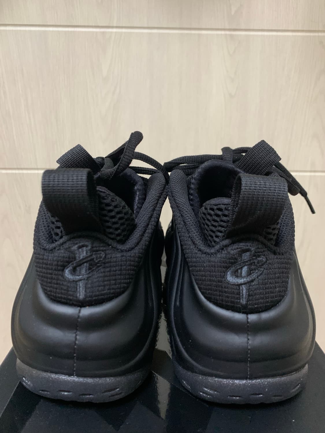 나이키 에어 폼포짓 원 블랙 앤트러사이트 상품이미지3