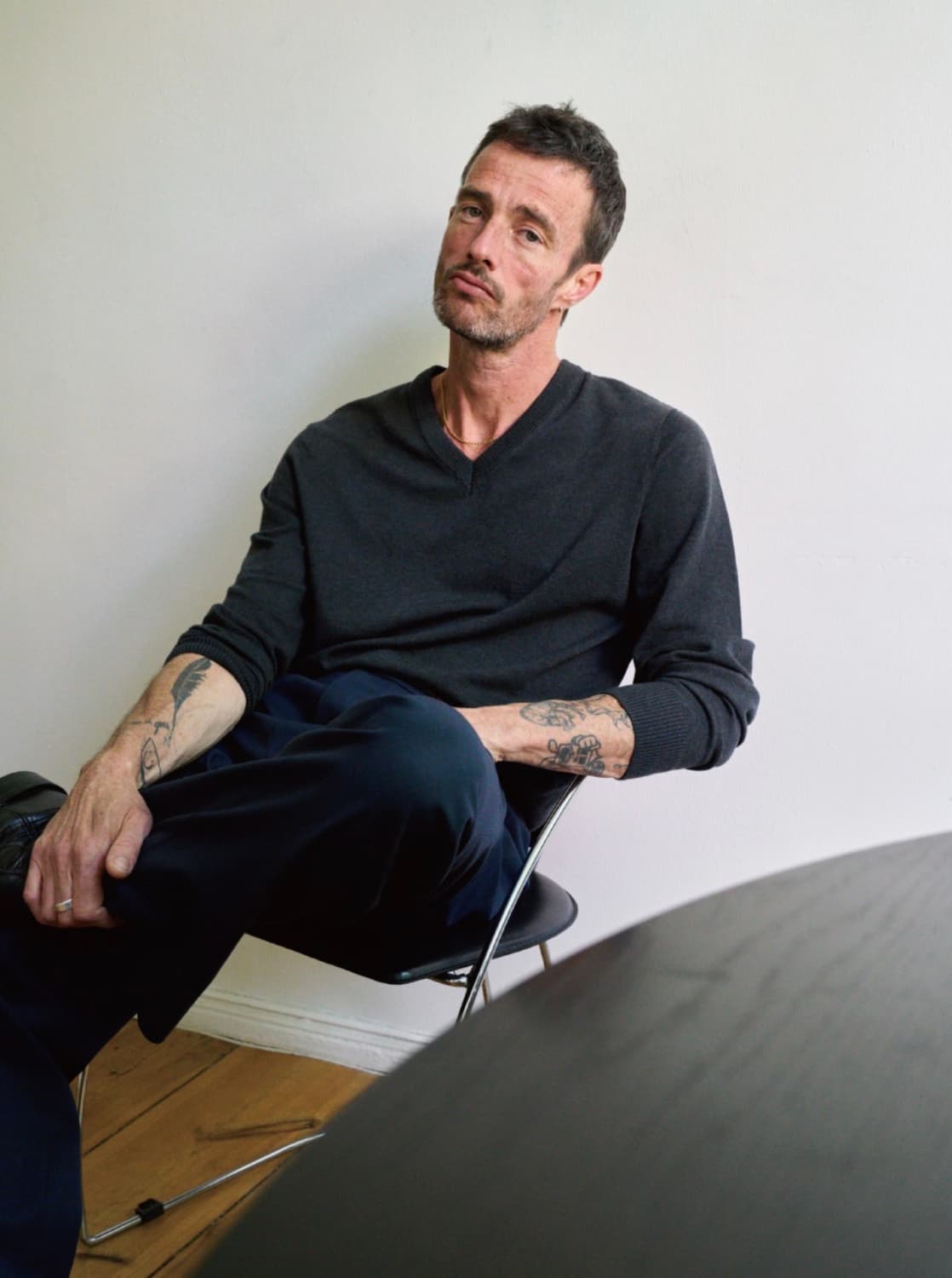 [52] 노이어 실키 브이넥 니트 다크그레이 상품이미지1