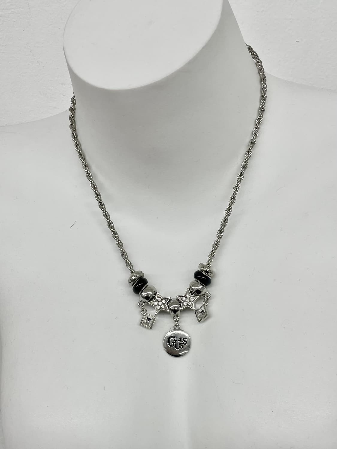 게스 로고 드롭 큐빅 네크리스 상품이미지1