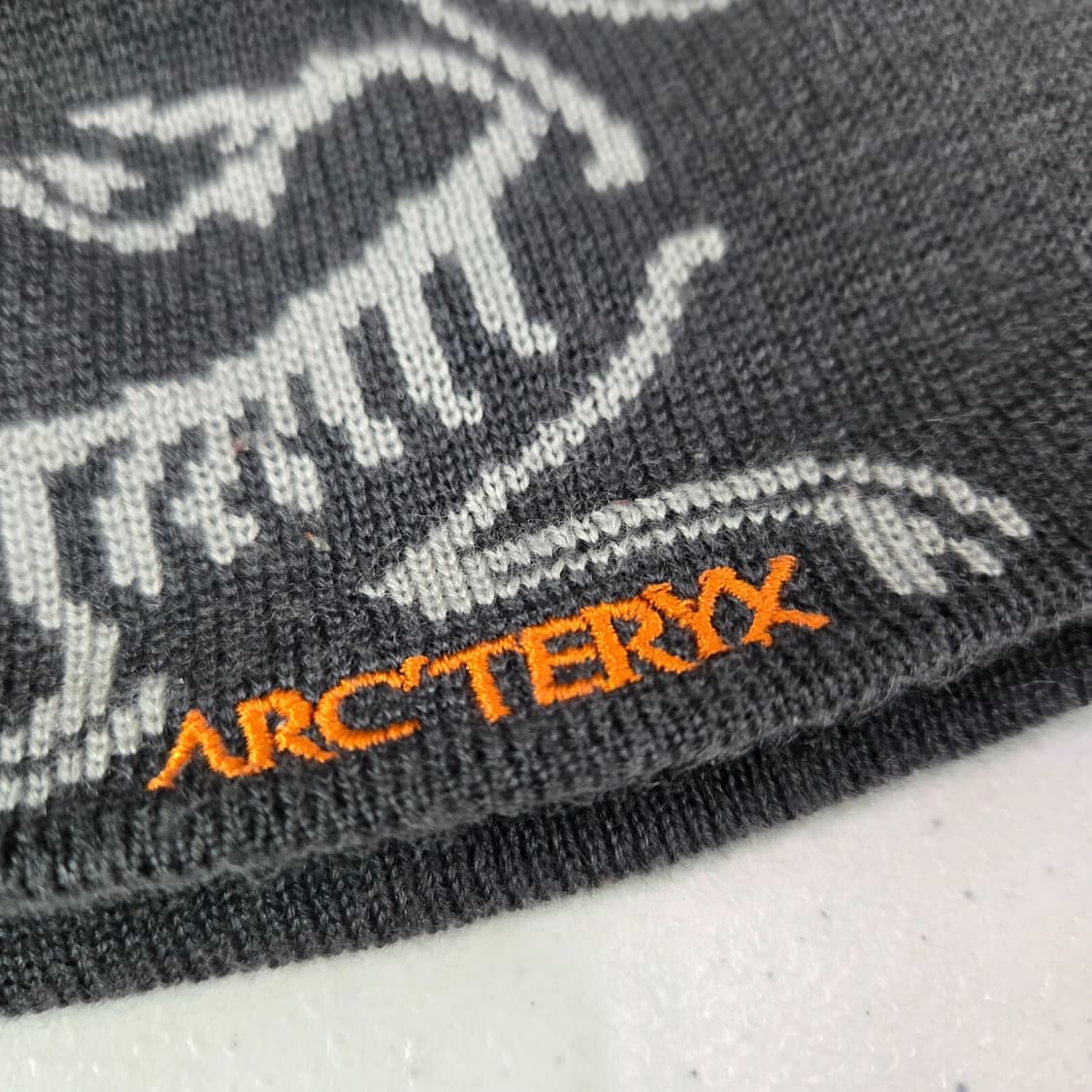 아크테릭스 로고 니트 비니 차콜/화이트 상품이미지3