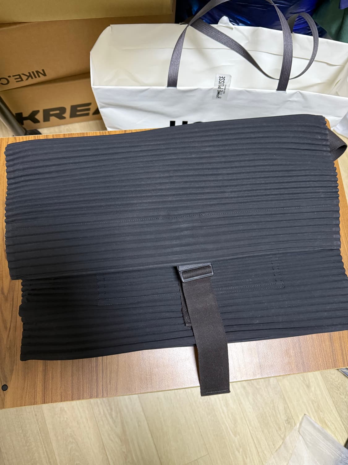 이세이미야케 옴므플리세 메신저백L 상품이미지1