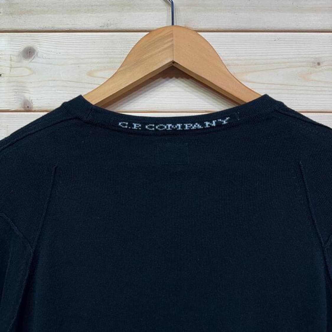 CP컴퍼니 넥 레터링 절개 디테일 니트 (L)   상품이미지5