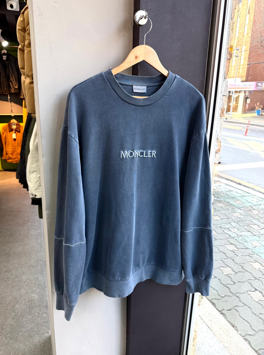 XXL/ 몽클레어 가먼트다잉 프론트로고 맨투맨 상품이미지3