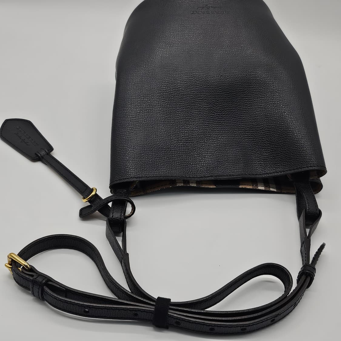 정품 버버리 헤이마켓 론 버킷백 상품이미지5