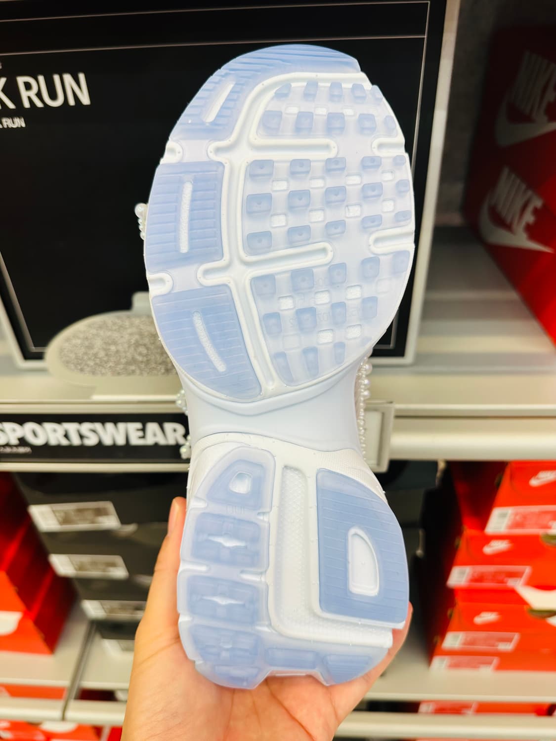 나이키 V2K 런 수잔팡 콜라보 여성 스니커즈 IB7426-400 상품이미지4