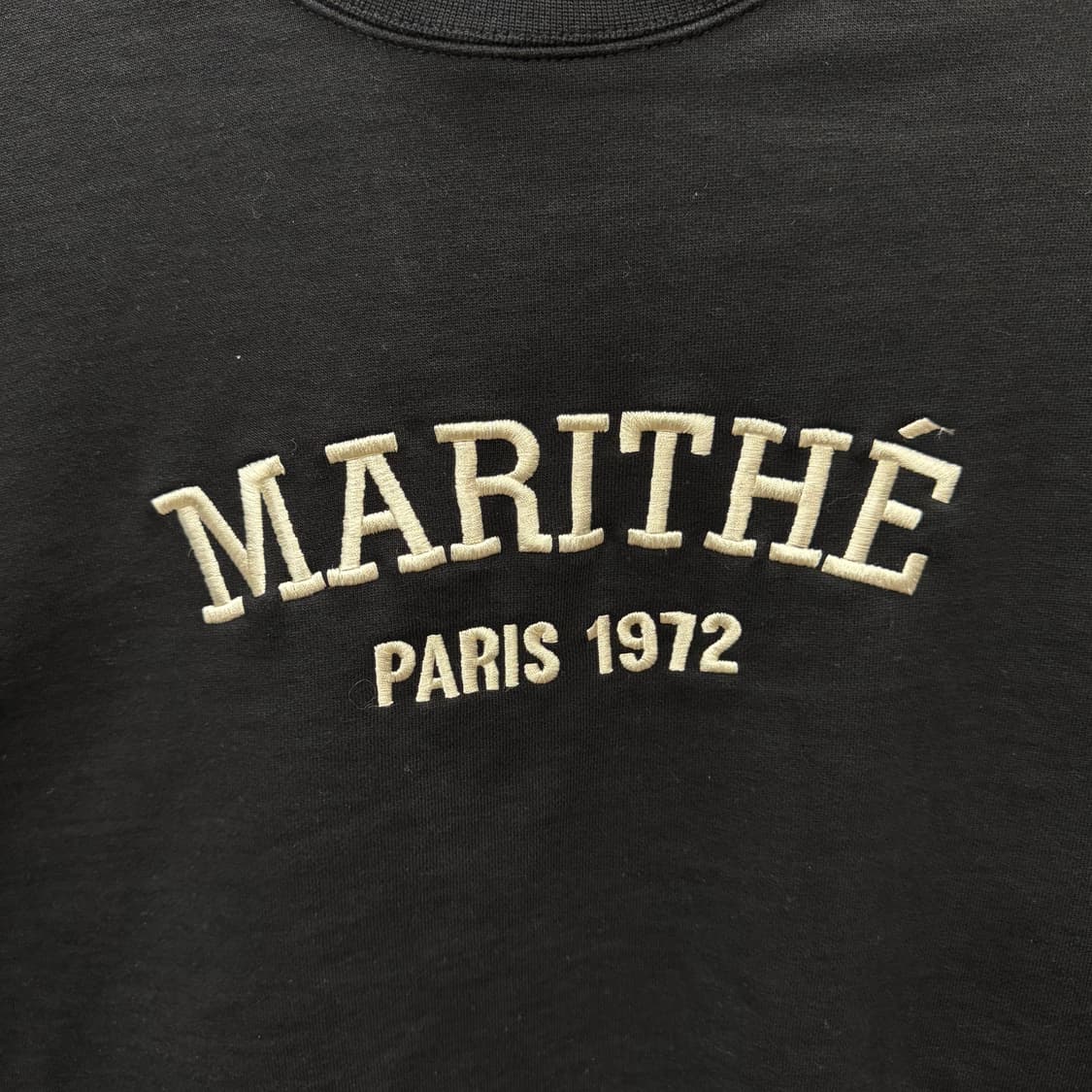 마리떼 프랑소와 저버 맨투맨 전면 레터링 로고 포인트 블랙 상품이미지6